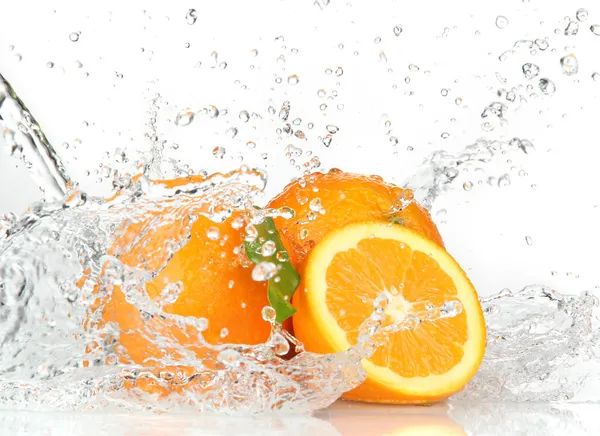 Frutas de naranja y agua salpicada Imagen De Stock