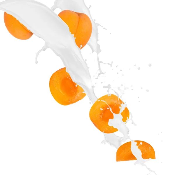 Abricots à la crème éclaboussante — Photo