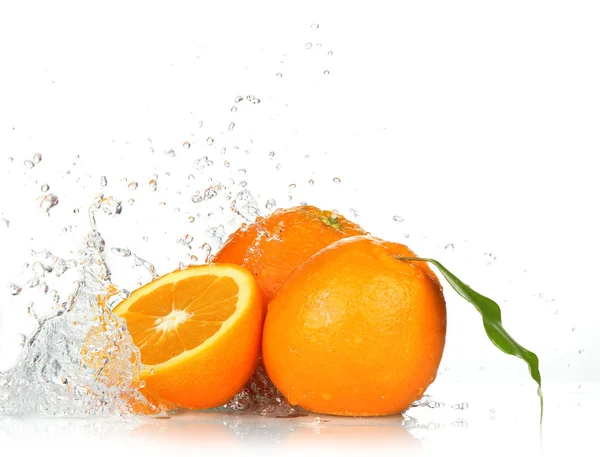 Oranžové plody a stříkající vody — Stock fotografie