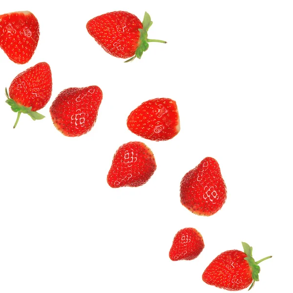 Erdbeeren im Milchspritzer — Stockfoto