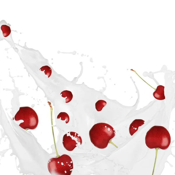 Świeże wiśnie w rozchlapać mleka — Zdjęcie stockowe