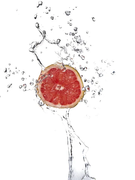 Čerstvé grapefruity s stříkající vodě — Stock fotografie