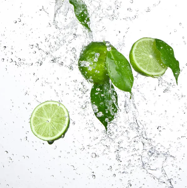 Limes freschi con spruzzi d'acqua — Foto Stock