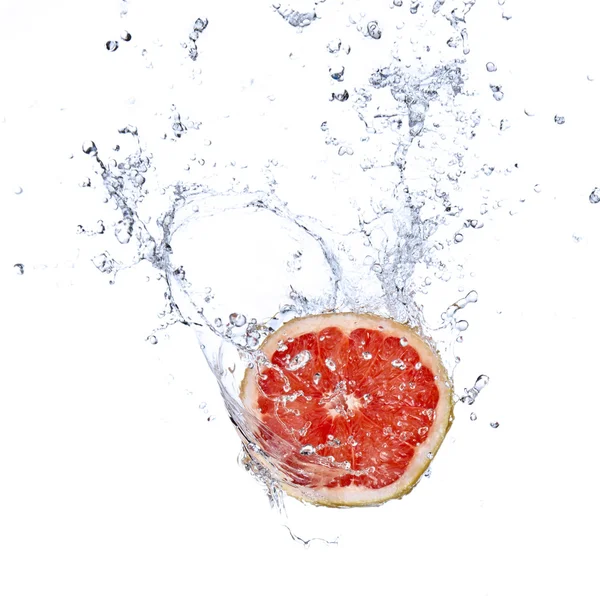 Čerstvé grapefruity s stříkající vodě — Stock fotografie