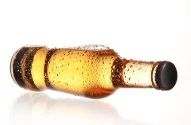 bira şişesiyle su damlaları
