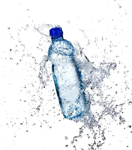 Tatlı su sıçramasına şişeden — Stok fotoğraf