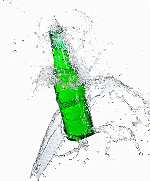 Bottiglia di birra con spruzzi d'acqua — Foto Stock