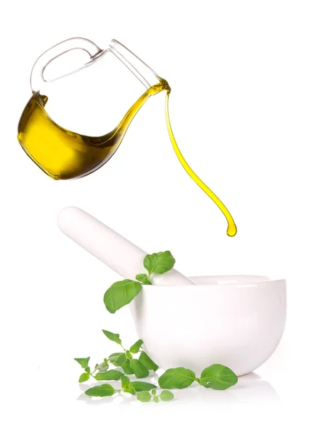 Mortero con aceite de oliva vertido —  Fotos de Stock