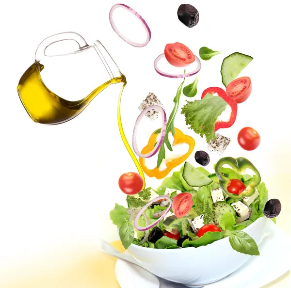 Ensalada fresca con aceite de oliva vertido —  Fotos de Stock