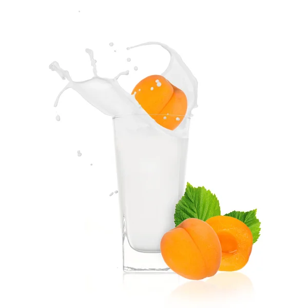 Apricots with milk splash — Stock Photo, Image