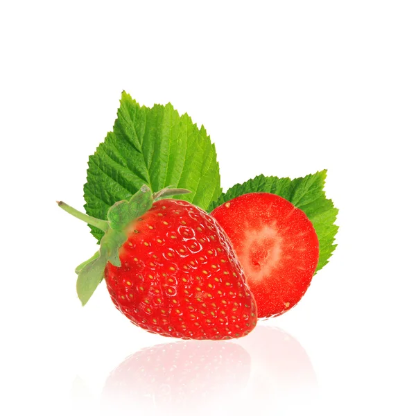 Schöne Erdbeeren isoliert auf weiß — Stockfoto