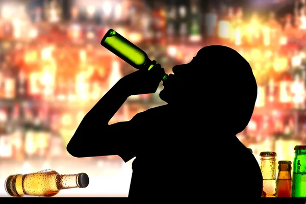 Silhouette eines trinkenden Mannes in der Bar — Stockfoto