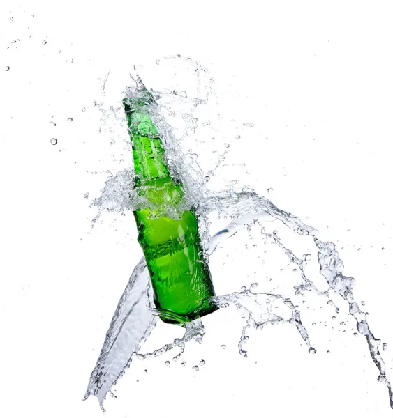 Bierfles met opspattend water — Stockfoto