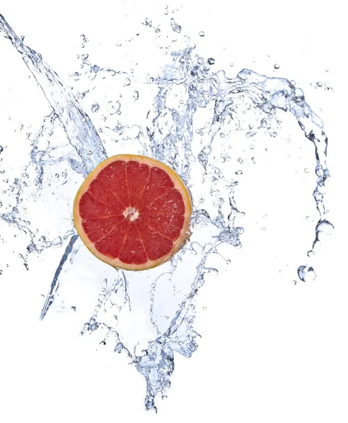 Färsk grapefrukt med vattenstänk — Stockfoto