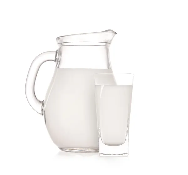 Молочный кувшин со стеклом — стоковое фото