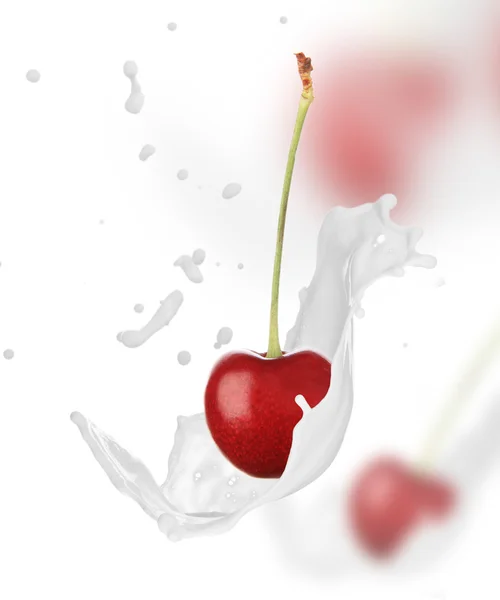 Cherry s mlékem splash — Stock fotografie