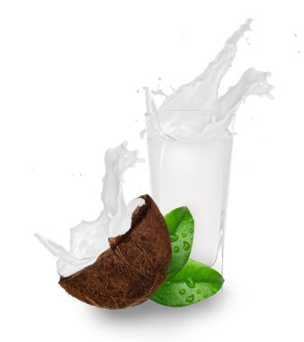 kırık Hindistan cevizi sütü sıçrama ile