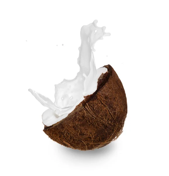 Noix de coco craquelée avec éclaboussure de lait — Photo