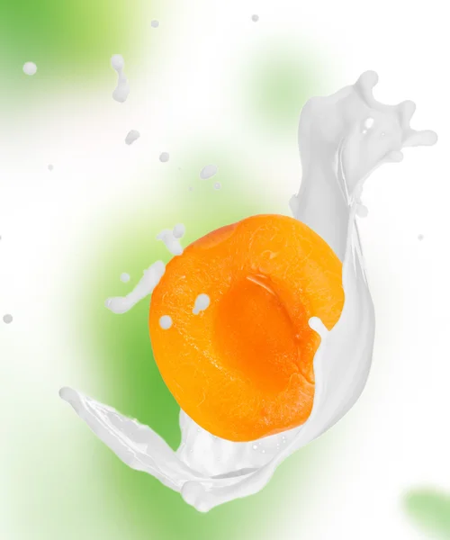 Aprikoser med mjölk splash — Stockfoto