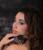 junges Frauenporträt mit Kätzchen