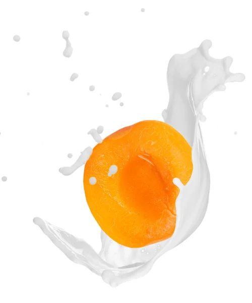 Aprikos i mjölk splash — Stockfoto