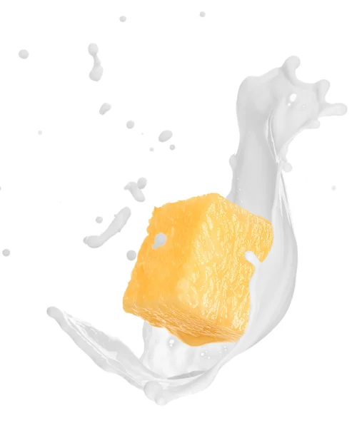 Pedaço de pinheiro com salpicos de leite sobre branco — Fotografia de Stock