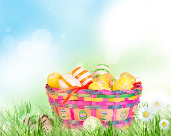 Coloridos huevos de Pascua pintados en cesta —  Fotos de Stock