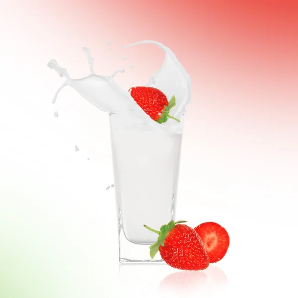 Φράουλες με γάλα βουτιά — Φωτογραφία Αρχείου