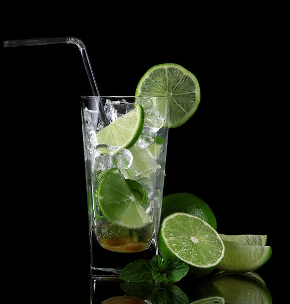 Cocktail Mojito con lime fresche su fondo nero — Foto Stock