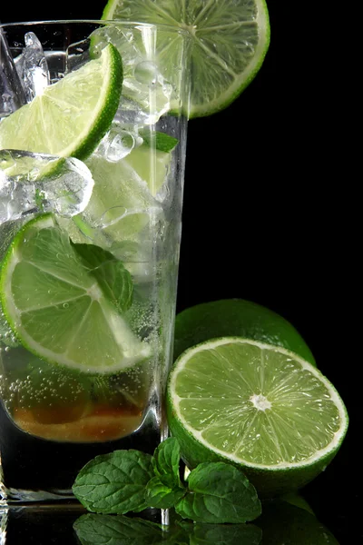 Mojito-Cocktail mit frischen Limetten auf schwarzem Hintergrund — Stockfoto