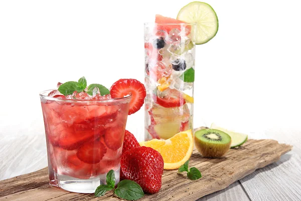 Fruchtdrink auf hölzernem Hintergrund — Stockfoto