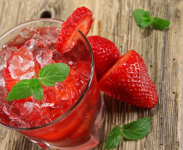 Färska jordgubbar drink på trä bakgrund — Stockfoto