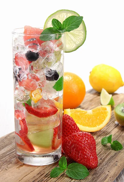 Fruchtdrink auf hölzernem Hintergrund — Stockfoto