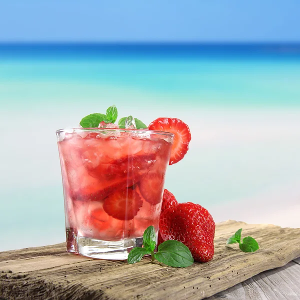 Cóctel de frutas en una playa — Foto de Stock