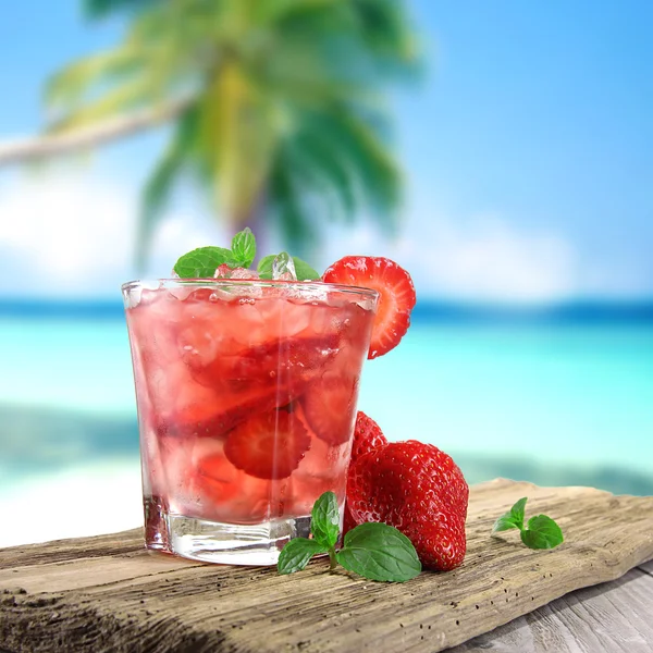 在海滩上的水果鸡尾酒 — 图库照片