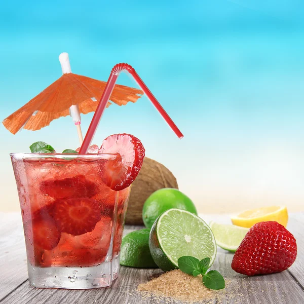 Cocktail de fruto em uma praia — Fotografia de Stock