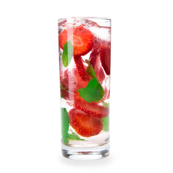 Cocktail aux fraises sur fond blanc — Photo