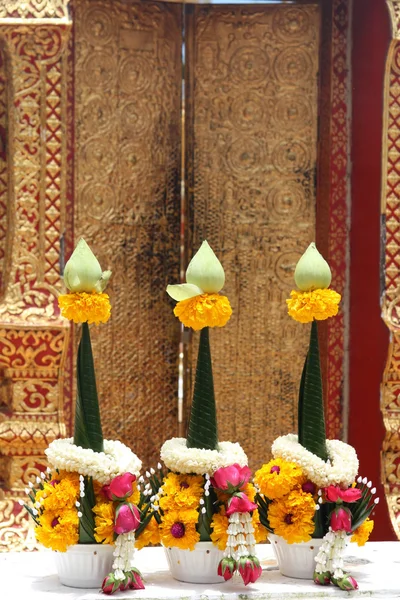 Belle ghirlande di fiori per il culto buddista — Foto Stock