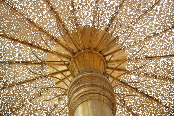 Golden parasol in a buddhist temple — Stock Photo, Image