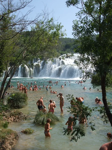 Människor badar på Krka vattenfallet i Kroatien — Stockfoto