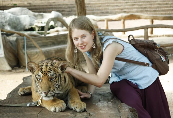 Νεαρό κορίτσι με μια τίγρη — Φωτογραφία Αρχείου