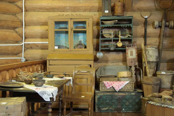 Інтер'єр старого дерев'яного будинку — стокове фото