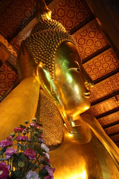 Гигантский лежащий Будда, Ват Пхо, Бангкок — стоковое фото