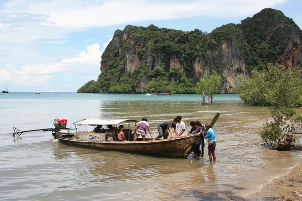 Bateau à queue longue avec touristes, Thaïlande — Photo