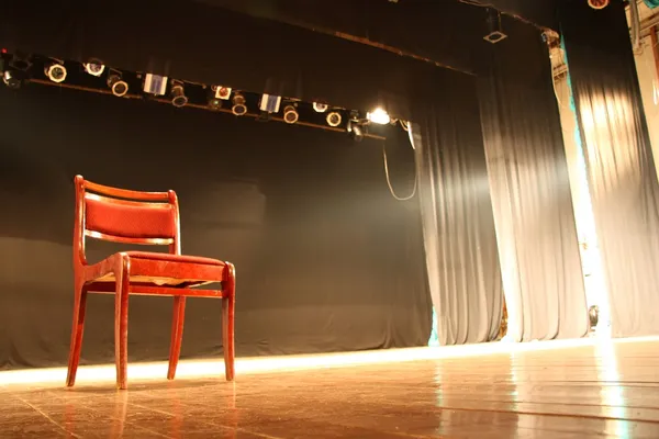 Židle na prázdných divadelní scéně — Stock fotografie