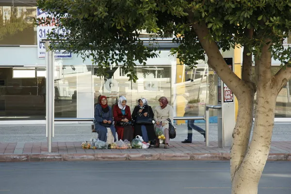 穆斯林妇女等待公共汽车 — 图库照片