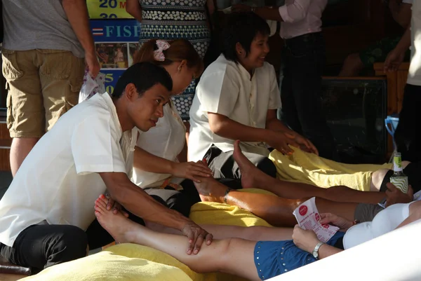 Traditionelle thailändische Fußmassage — Stockfoto