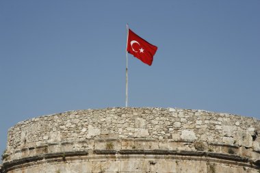 Türk bayrağı ile antik kale