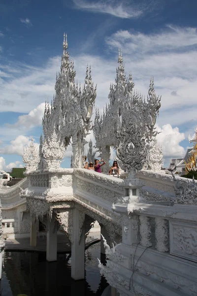 白い神殿、チェンライ、タイ観光客 — ストック写真