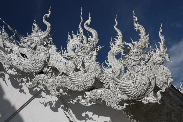 Sculptures sur le toit avec des dragons thaïlandais, Thaïlande — Photo